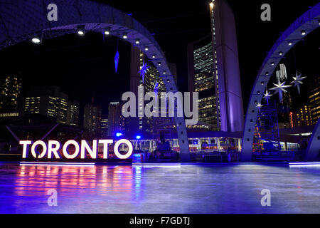 Archi viola al palaghiaccio di Nathan Phillips square di notte con la city hall e segno di Toronto in inverno Foto Stock