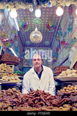 Un paste alimentari in stallo la medina a Marrakech. Il Marocco Foto Stock