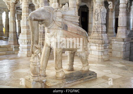 Scalpture di Elephant nel tempio Jain, Ranakpur, Rajasthan, India Foto Stock