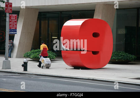 Numero Big Nine su Nine West 57th Street, a Manhattan. Il 24 giugno 2008, NY, USA. Scultura disegnata da Ivan Chermayeff Foto Stock