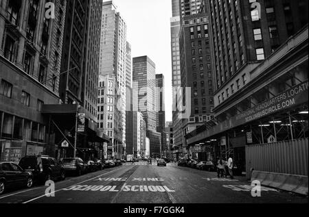 NEW YORK, Stati Uniti d'America - 23 giugno 2008: persone non identificate sulla strada di New York a giugno 23, 2008. In 2010 la popolazione di New York ci Foto Stock