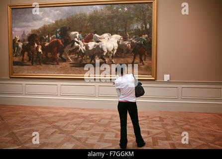 NEW YORK - giu 25: Ragazza osserva una foto di cavalli al museo, Giugno 25, 2008 a New York Foto Stock