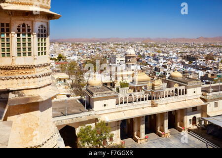 Vista aerea di Udaipur città dal Palazzo di Città, Udaipur, Rajasthan, India Foto Stock