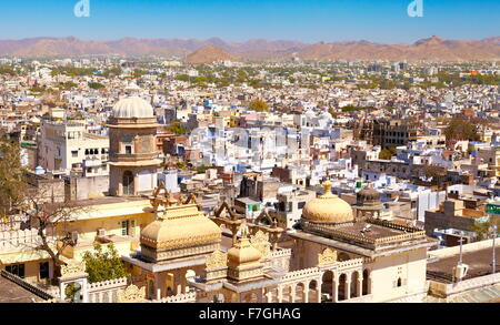 Vista aerea di Udaipur città dal Palazzo di Città, Udaipur, Rajasthan, India Foto Stock