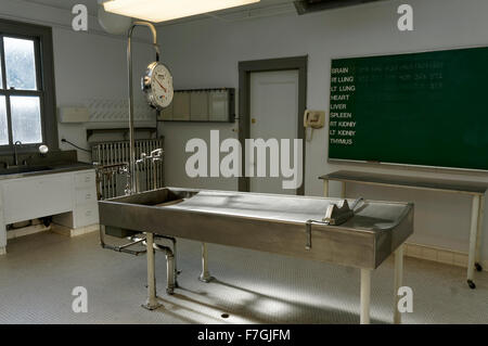 Lettino nella sala di autopsia di ex Vancouver City Morgue, ora la polizia di Vancouver Museum, Vancouver, BC, Canada Foto Stock