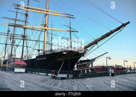 NEW YORK - giu 25: vecchie navi ancorate a South Street Seaport, Giugno 25, 2008 a New York Foto Stock