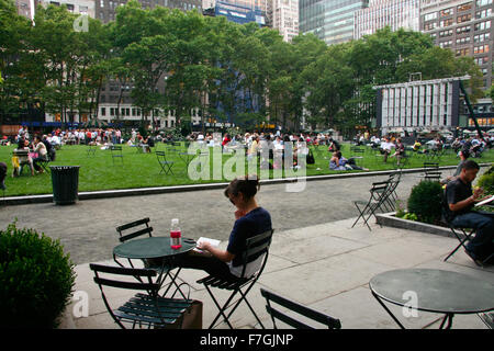 NEW YORK - 26 giugno: per coloro che godono di una bella giornata in Bryant Park il 26 giugno 2008 nella città di New York, NY. Bryant Park è un acro 9,603 Foto Stock