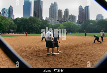 NEW YORK CITY - 23 giugno: La squadra di baseball a giocare a Heckscher Ballfields in Central Park a giugno 23, 2008.Ci sono 26 softball un Foto Stock