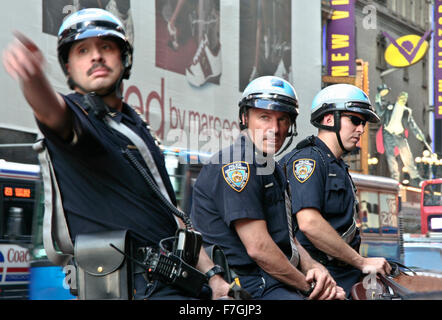 NEW YORK CITY - 26 giugno: poliziotti cavalcare i loro cavalli nel centro cittadino di New York sulla strada principale, Manhattan su Giugno 26, 2008 Foto Stock