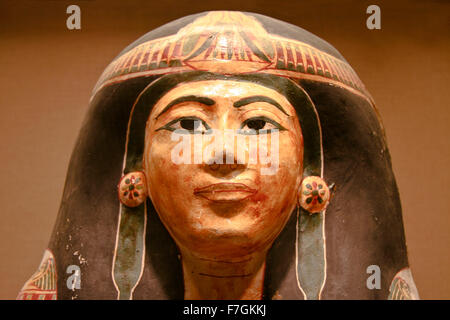 Testa di donna polychromed sarcofago, antica arte egizia Foto Stock