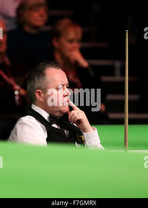 York. 30 Novembre, 2015. John Higgins della Scozia compete contro Allister Carter di Inghilterra durante la loro terza partita di 2015 Snooker campionato britannico a York Barbican a York, Inghilterra su nov. 30, 2015. John Higgins ha vinto la partita con 6-2. © Han Yan/Xinhua/Alamy Live News Foto Stock