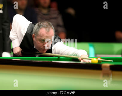 York. 30 Novembre, 2015. John Higgins della Scozia compete contro Allister Carter di Inghilterra durante la loro terza partita di 2015 Snooker campionato britannico a York Barbican a York, Inghilterra su nov. 30, 2015. John Higgins ha vinto la partita con 6-2. © Han Yan/Xinhua/Alamy Live News Foto Stock