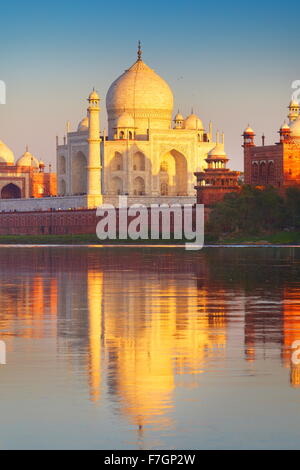 Taj Mahal e il fiume Yamuna, Agra, Uttar Pradesh, India Foto Stock