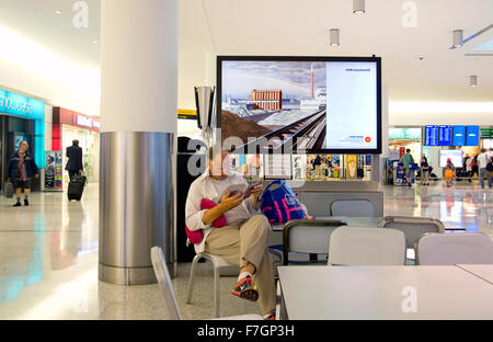 Charles Sheeler pittura che figurano sulla pubblicità kiosk nella JFK Airport Terminal come parte dell'arte progetto ovunque. Foto Stock
