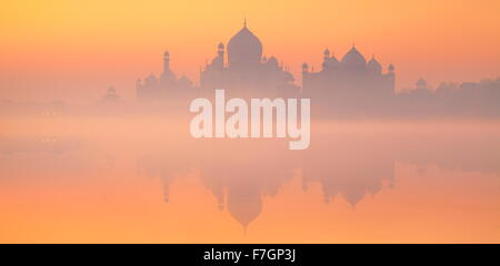 Vista del paesaggio del Taj Mahal skyline con riflessione sull'acqua, Agra, Uttar Pradesh, India Foto Stock
