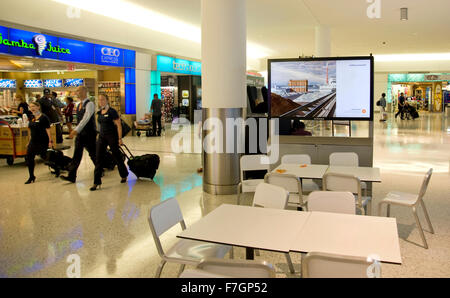 Charles Sheeler pittura che figurano sulla pubblicità kiosk nella JFK Airport Terminal come parte dell'arte progetto ovunque. Foto Stock