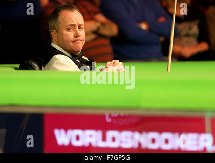 York. 30 Novembre, 2015. John Higgins della Scozia compete contro Allister Carter di Inghilterra durante la loro terza partita di 2015 Snooker campionato britannico a York Barbican a York, Inghilterra su nov. 30, 2015. John Higgins ha vinto la partita con 6-2. © Han Yan/Xinhua/Alamy Live News Foto Stock