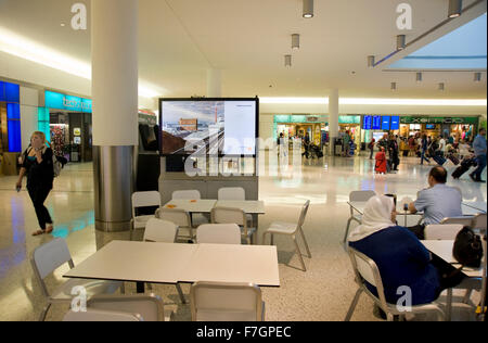 Charles Sheeler pittura che figurano sulla pubblicità kiosk nella JFK Airport Terminal come parte dell'arte progetto ovunque. Foto Stock