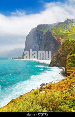 Cliff litorale nei pressi di Ponta Delgada, l'isola di Madeira, Portogallo Foto Stock