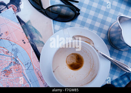Svuotare il caffè sul tavolo del bar Foto Stock