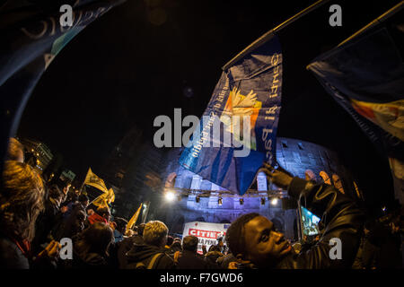 Roma, Italia. 30 Novembre, 2015. L antico Colosseo è accesa durante la giornata internazionale delle Città per la Vita, Città contro la Pena di Morte. © Andrea Ronchini/Pacific Press/Alamy Live News Foto Stock