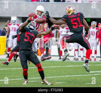 Santa Clara, CA. 29 Nov, 2015. San Francisco 49ers inside linebacker NaVorro Bowman (53) e San Francisco 49ers middle linebacker Gerald Hodges (51) rompere un pass destinati per Arizona Cardinals wide receiver Larry Fitzgerald (11) durante la NFL partita di calcio tra la Arizona Cardinals e San Francisco 49ers a Levi's Stadium di Santa Clara, CA. I Cardinali sconfitto il 49ers 19-13. Damon Tarver/Cal Sport Media/Alamy Live News Foto Stock