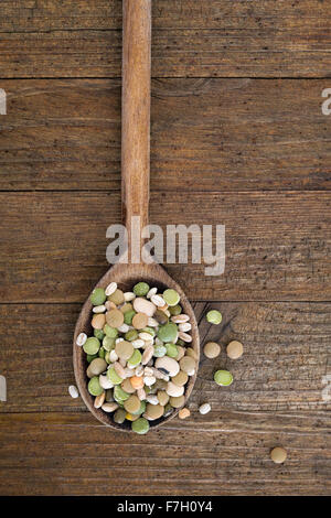 Di lenticchie rosse, fagioli, piselli spezzati, farro, orzo perlato, black eyed fagioli. Foto Stock