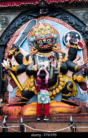 Una donna orante a Kala Bhairav tempio, Basantapur, Durbar Square, Kathmandu, 2015, il Nepal Foto Stock