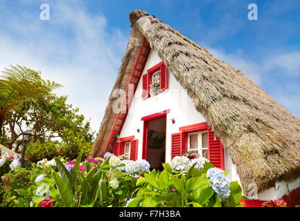 Casa Tradizionale palheiros - Santana village, l'isola di Madeira, Portogallo Foto Stock