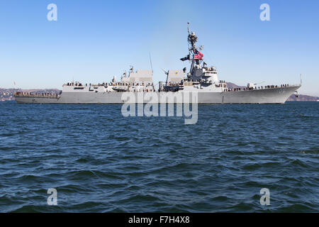 Il Arleigh Burke-class missile destroyer USS Stockdale (DDG-106) onSan Francisco Bay. Foto Stock