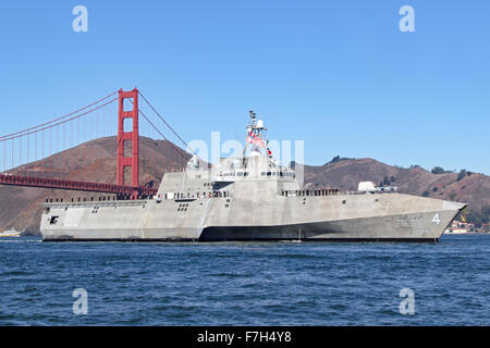 L'INDIPENDENZA-class Littoral Combat Ship USS Coronado (LCS-4) passa sotto il Ponte del Golden Gate come si entra in San Francisco Foto Stock