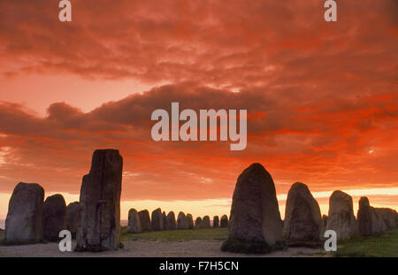 Ales stenar a Österlen sotto il cielo al tramonto. Il monumento megalitico di Skåne nel sud della Svezia. Viking Ship di pietre. Foto Stock