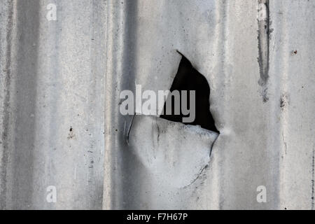 Tagliare in lamiera metallica grecata Foto Stock