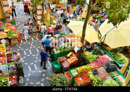 Mercado dos Lavradores, frutta e verdura fresca nel mercato di Funchal, l'isola di Madeira, Portogallo Foto Stock