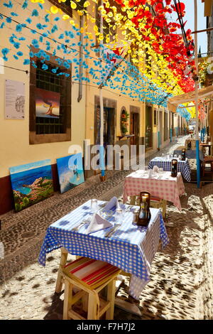 Street decorato con fiori di carta sulla festa di Madera, Funchal città vecchia, l'isola di Madeira, Portogallo Foto Stock