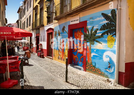 Funchal Centro storico (zona velha), parete dipinta dall'artista locale, l'isola di Madeira, Portogallo Foto Stock