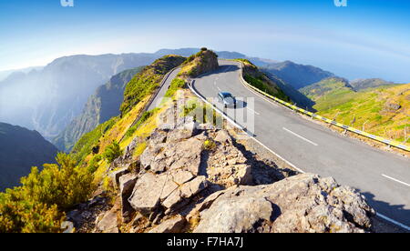 Madeira - Montagne Paesaggio con la strada alpina da Encumenada passare a Paul da Serra altopiano, Madeira, Portogallo Foto Stock