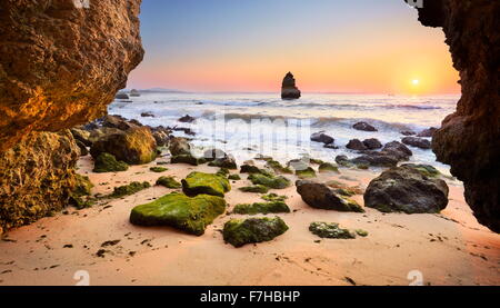 Sunrise a Algarve spiaggia rocciosa vicino a Lagos, Algarve, PORTOGALLO Foto Stock