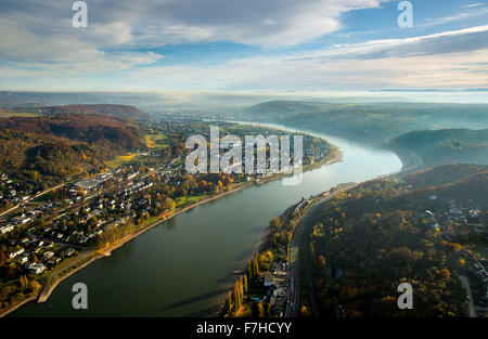 Ansa del Reno a Unkel su superiore medio Reno, prua nella foschia, B9 in direzione di Remagen, Unkel, distretto di Neuwied, Valle del Reno, Foto Stock