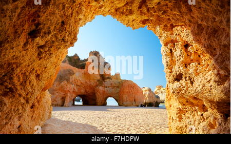 La grotta del Prainha Beach vicino a Alvor, Algarve, PORTOGALLO Foto Stock