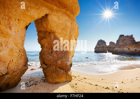 Paesaggio con il sole, spiaggia di Algarve vicino a Lagos, Portogallo Foto Stock