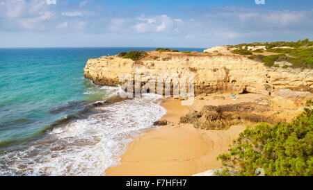 Spiaggia di Albandeira vicino a Armacao de Pera, Algarve, PORTOGALLO Foto Stock