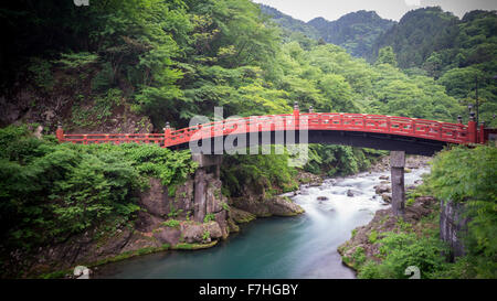 Una lunga esposizione del ponte Shinkyo in Nikko, Giappone Foto Stock