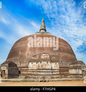 Rankoth Vehera in città patrimonio mondiale Polonnaruwa, Sri Lanka. Foto Stock