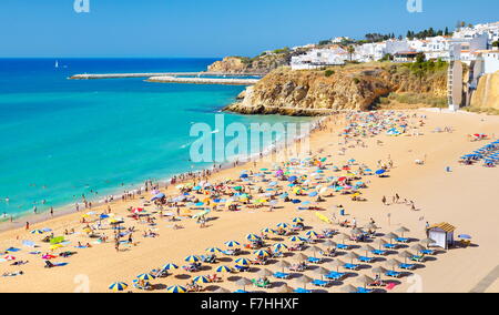 Spiaggia di Albufeira, costa Algarve, PORTOGALLO Foto Stock