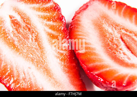 Un open fragola fotografato close-up su sfondo bianco concettualizzare la freschezza, la dolcezza o la molla Foto Stock