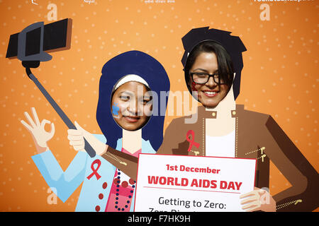 Kathmandu, Nepal. 1 dicembre, 2015. Le donne nepalesi Mostrate supporto per contrassegnare la Giornata Mondiale contro l Aids a Kathmandu, Nepal Martedì, 1 dicembre 2015. Almeno 39,249 persone sono stimati a vivere con l'HIV in Nepal, secondo il Centro Nazionale per l'AIDS e le MTS controllo. La Giornata mondiale contro l AIDS è osservato su il 1 dicembre di ogni anno per la sensibilizzazione in materia di lotta contro l'HIV. Foto/Skanda Gautam Credito: Skanda Gautam/ZUMA filo/Alamy Live News Foto Stock