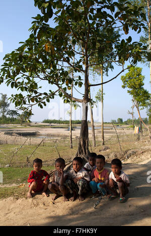 COX's Bazar, BANGLADESH - 29 novembre: Bambini del cambiamento del clima e del livello del mare in aumento in zona Isola di Kutubdia il 29 novembre 2015. Kutubdia, un isola a Cox's Bazar costa. le avversità di natura principalmente indotta dal cambiamento climatico. Durante gli ultimi due decenni gli impatti del clima in Bangladesh sono stati accellerating.Kutubdia è anche colpito duramente. Il posto è molto vulnerabile ai cicloni e mareggiate, che sono diventati più frequenti e intense in Bangladesh nonché innalzamento del livello del mare e le onde più forte. Il risultato è la massiccia erosione e salininty intrusione, non solo sta distruggendo fa Foto Stock