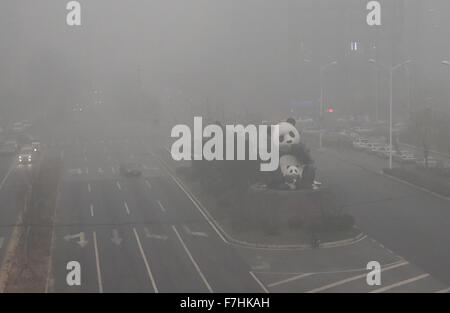 Pechino, Cina. 1 dicembre, 2015. Auto guidare nella nebbia a Pechino Capitale della Cina, dal 1 dicembre 2015. Pesante velatura hit Pechino il martedì. Credito: Luo Xiaoguang/Xinhua/Alamy Live News Foto Stock