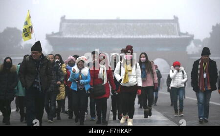 Pechino, Cina. 1 dicembre, 2015. La gente visita il Parco Tiantan a Pechino Capitale della Cina, dal 1 dicembre 2015. Pesante velatura hit Pechino il martedì. Credito: Li Xin/Xinhua/Alamy Live News Foto Stock